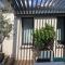 Maison contemporaine plein centre piscine &jacuzzi