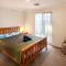 Duke Cottage - pet friendly near beach.