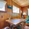 Charlevoix Cabin with Patio and Grill - Steps to Lake! - 沙勒瓦