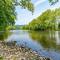 Cute Riverside Cabin w Hot Tub Fire Pit & Kayaks - Rileyville