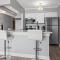 New - Waterfront Renovated beauty with heated pool - تامبا