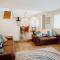 Quaint cosy cottage with a hot tub in Tenby centre