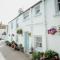 Quaint cosy cottage with a hot tub in Tenby centre