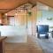 Glamping Safarilodge Grutte Fiif met airco, extra keuken op veranda en privé achtertuin