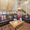 Abe's Cool Cabin - Nice luxury home with a game room, hot tub, and pool table - بيغ بير لاكي