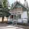 Village Hideaway - Perfectly cozy cabin with a beautiful location, walking distance to everything!