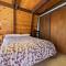 Prescotts Place - Adorable Gambrel Style Cabin close to Bear Mountain! Hot Tub, Board Games!