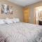 Nana Bear Manor - Quiet and spacious log cabin with hot tub perfect for a mountain getaway!