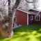 Cozy Red Cabin - Nestled in a cozy neighborhood, short walk to Sugarloaf Park! Hot Tub!