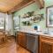 Little Bear Cottage - Cozy, quaint cabin with a great fireplace and so many fun board games!