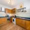 Lovely garden apartment in Wimbledon Town Centre with private parking by Wimbledon Holiday Lets - Londýn