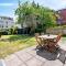 Lovely garden apartment in Wimbledon Town Centre with private parking by Wimbledon Holiday Lets - Londýn