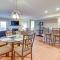 Lake Views and Screened Porch Ozarks Getaway! - 四季城