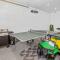 Moose Tracks Lodge - Forest and mountain views! Smart TV with streaming app and Game Room! - Биг-Бэар-Сити