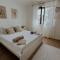 Dawn & Dusk - Modern Two Bedroom Apartment with Mountain Views
