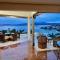 Luxurious 2-Bed Seaside Apartment in Saronida - 萨罗尼扎