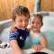 Little Apple Cottage- Free Parking, Hot tub, Fire, Town Centre