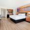 Days Inn & Suites by Wyndham Roseville/Detroit Area