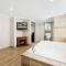 Days Inn & Suites by Wyndham Roseville/Detroit Area