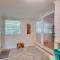 Oak Ridge Retreat with Porch Less Than 1 Mi to Downtown - Oak Ridge