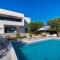 CROWONDER Sun Dance Apartments with Heated Swimming Pool Seaview and Garden