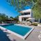CROWONDER Sun Dance Apartments with Heated Swimming Pool Seaview and Garden