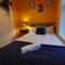 Spacious & comfy 4 bed house, 6 Beds, Free Private Parking & Wifi