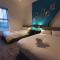 Spacious & comfy 4 bed house, 6 Beds, Free Private Parking & Wifi