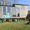 Secluded Shepherds Hut, with a view and hot tub - 阿什伯顿