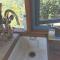 Secluded Shepherds Hut, with a view and hot tub - 阿什伯顿