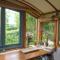 Secluded Shepherds Hut, with a view and hot tub - 阿什伯顿