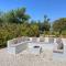 Cocoon Luxury Villa In Coral Bay-3 Min To Beach