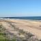 Hamptons Escape: Near Beaches, Restaurants, Wineries.