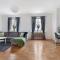 Guestly Homes - 4BR Charming Apartment Guestly Homes - 4BR Charming Apartment