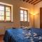 Experience the charm of Tenuta Le Caselle, a cozy farmhouse surrounded by nature and comfort!