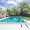 Bright 3 bedrooms Home Private Pool, 18 minutes to the Ocean