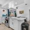 Bright 3 bedrooms Home Private Pool, 18 minutes to the Ocean