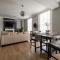 Stylish Central Apartment with Parking & Lift