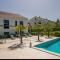Tea Deluxe Apartment with private Pool
