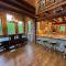 WML stunning log home in Bretton Woods, AC, 2-person Jacuzzi, indoor and outdoor fireplaces, & more!