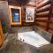 WML stunning log home in Bretton Woods, AC, 2-person Jacuzzi, indoor and outdoor fireplaces, & more!