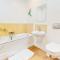 Riverside Apartment with Parking 1 Mile from Town Centre