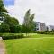 Riverside Apartment with Parking 1 Mile from Town Centre