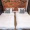 Luxe New York Style Bsmt Suite, Near DT & WEM, King Bed, WiFi