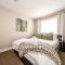 Cozy 3BD w/AC, Patio, Theatre Room, 15 min to DT