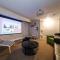 Cozy 3BD w/AC, Patio, Theatre Room, 15 min to DT