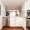 Cozy 3BD w/AC, Patio, Theatre Room, 15 min to DT