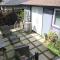 The Orange Door Bungalow- 2-BR w private yard, walkable to cafes & restaurants, 10 min to DT