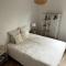 Cozy flat, quiet retreat w/ queen bed near forest