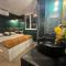 Le SPEAK EASY / JACUZZI ET SAUNA